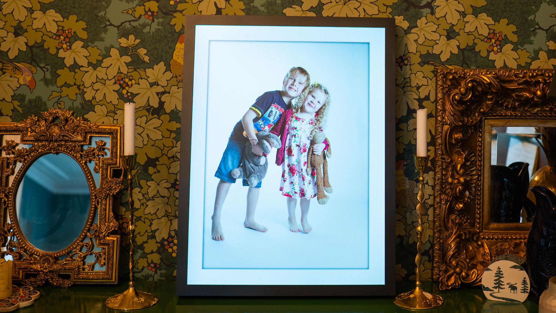 MorningBlues T2 art frame showing a photograph of a young boy and girl