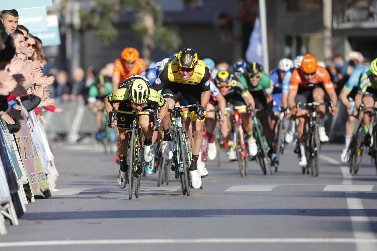 Caleb Ewan (Mitchelton-Scott) powers to the line