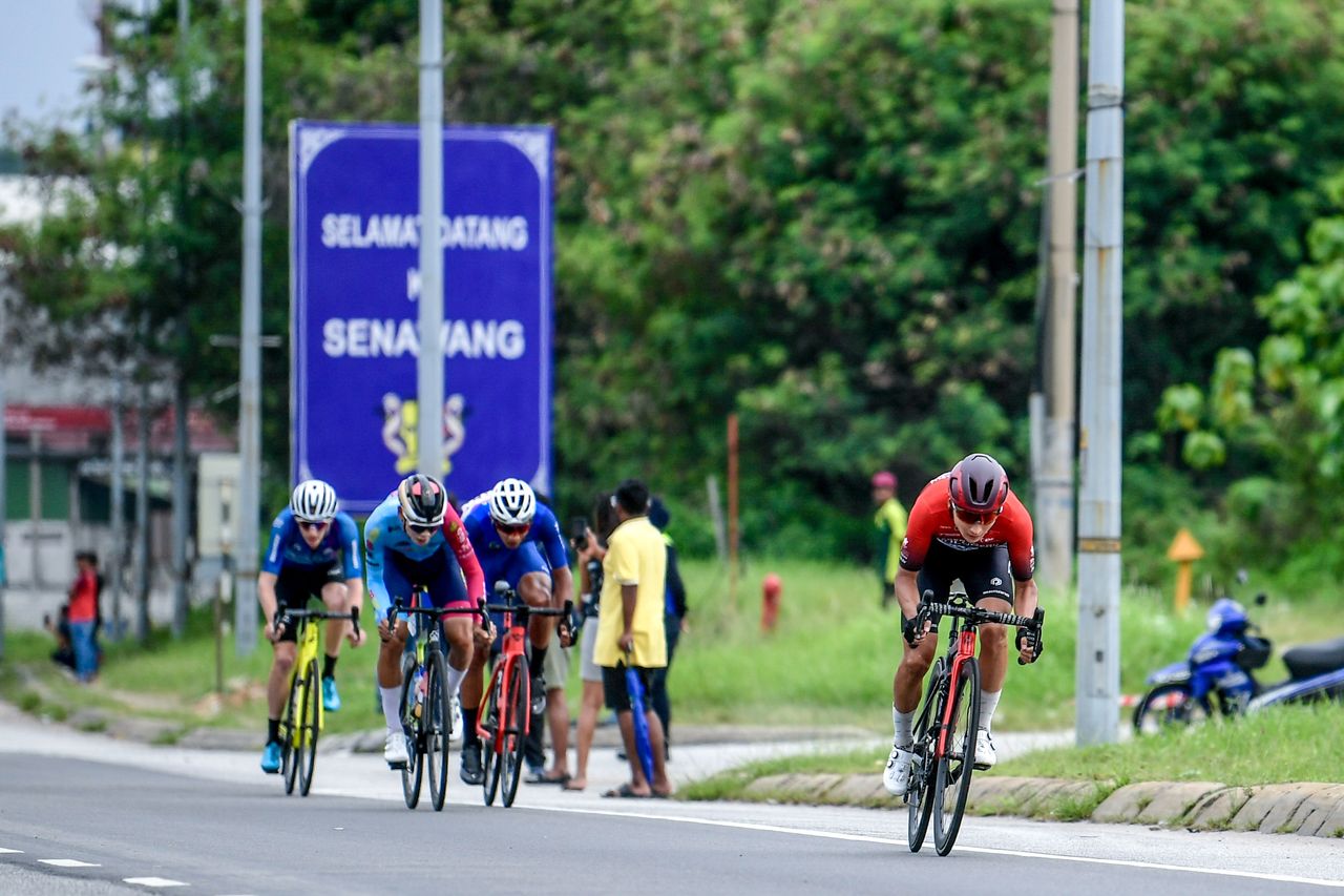 Riders were dropping from the break as the stage progressed with a smaller group holding out through the second last climb but being absorbed into the peloton of the final ascent of stage 1 of Petronas Le Tour de Langkawi 2022