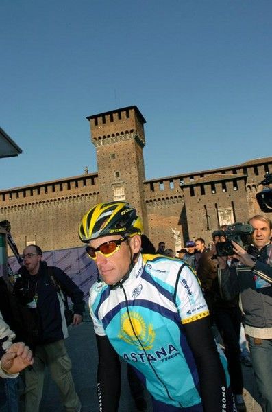 Lance Armstrong (Astana) at the Castello Sforzesco before the start.