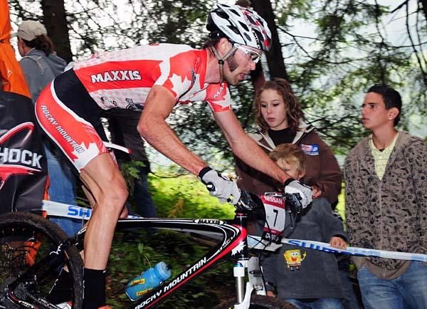 Geoff Kabush (Maxxis-Rocky Mountain) descends a steep pitch.