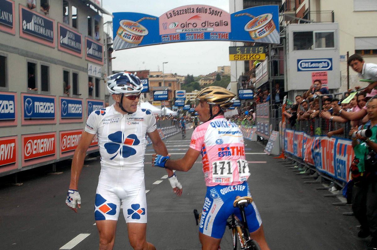 Paolo Bettini tries to talk with Baden Cooke after their Giro crash