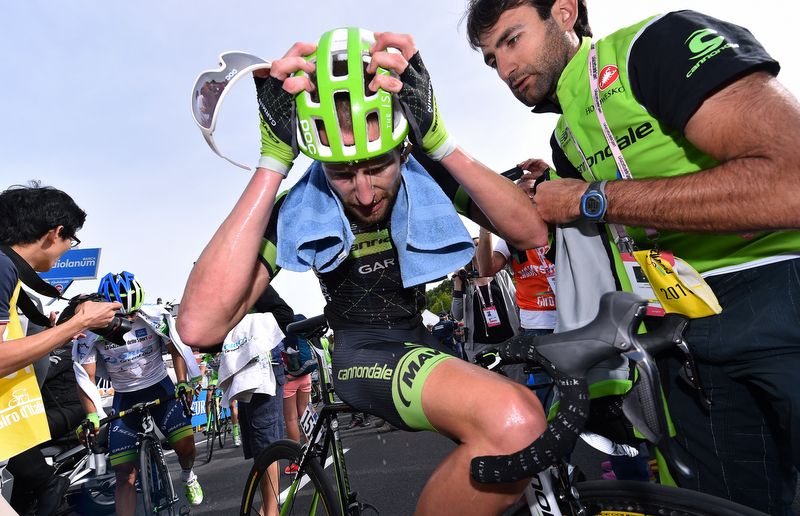 Ryder Hesjedal (Cannondale-Garmin) squeezes the sweat from his helmet