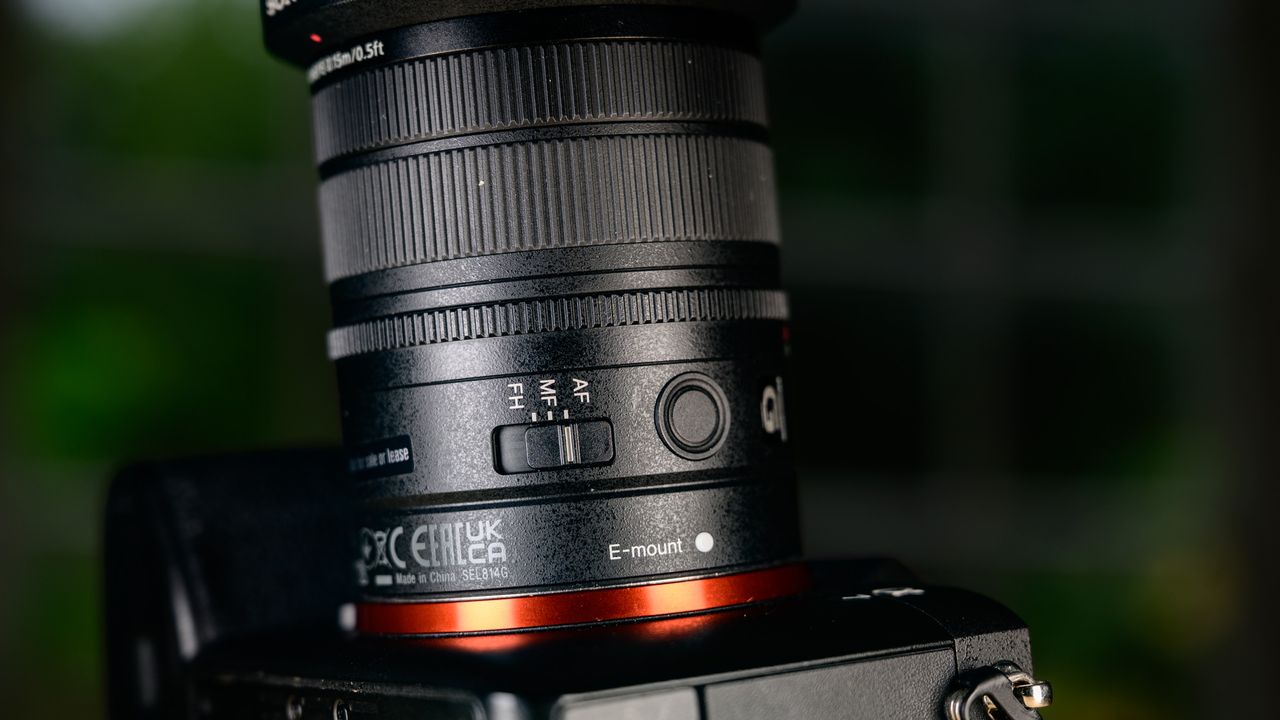 Close up of the Sony FE 8-14mm F3.5 G fisheye lens's controls