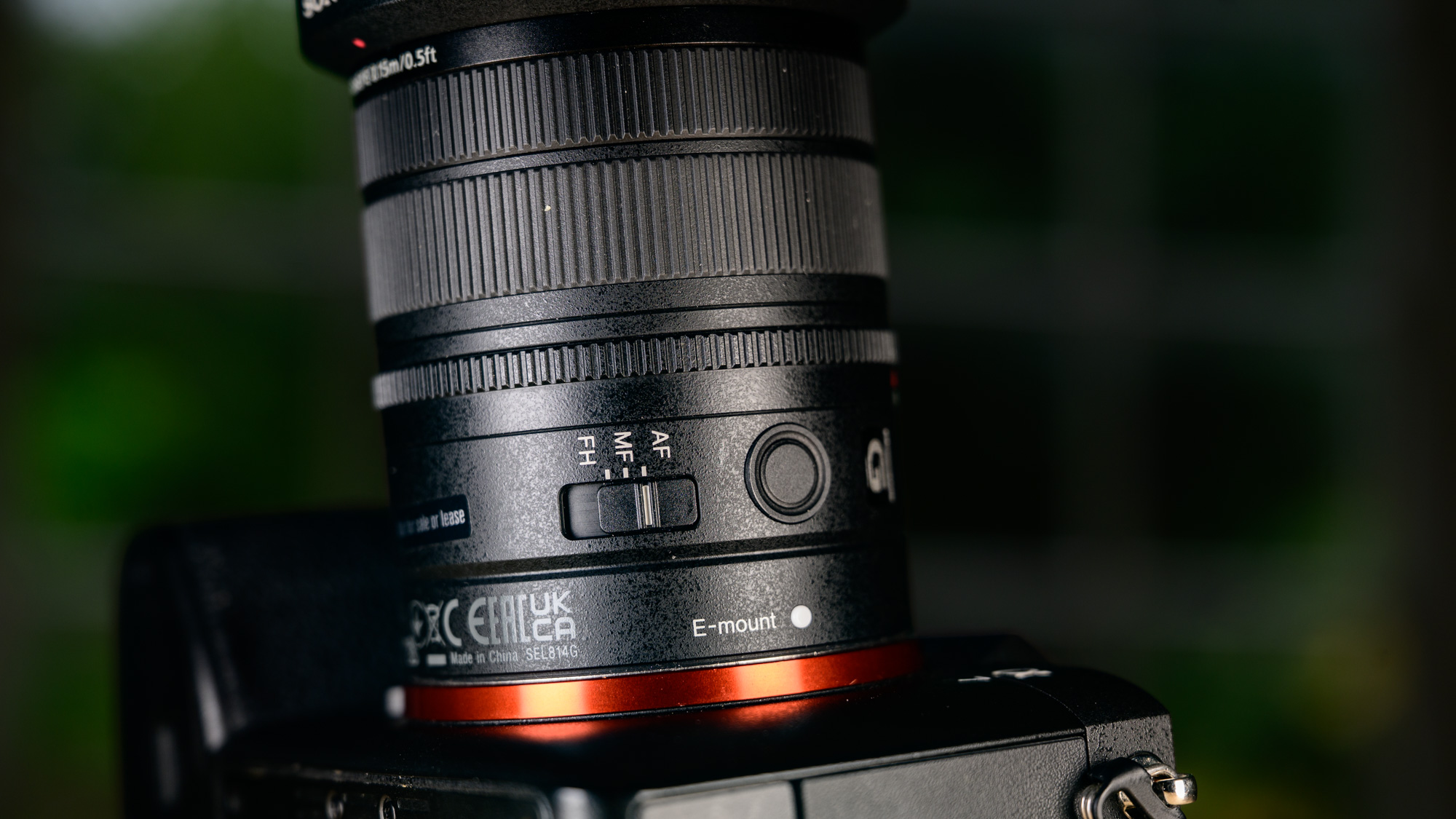 Close up of the Sony FE 8-14mm F3.5 G fisheye lens's controls 