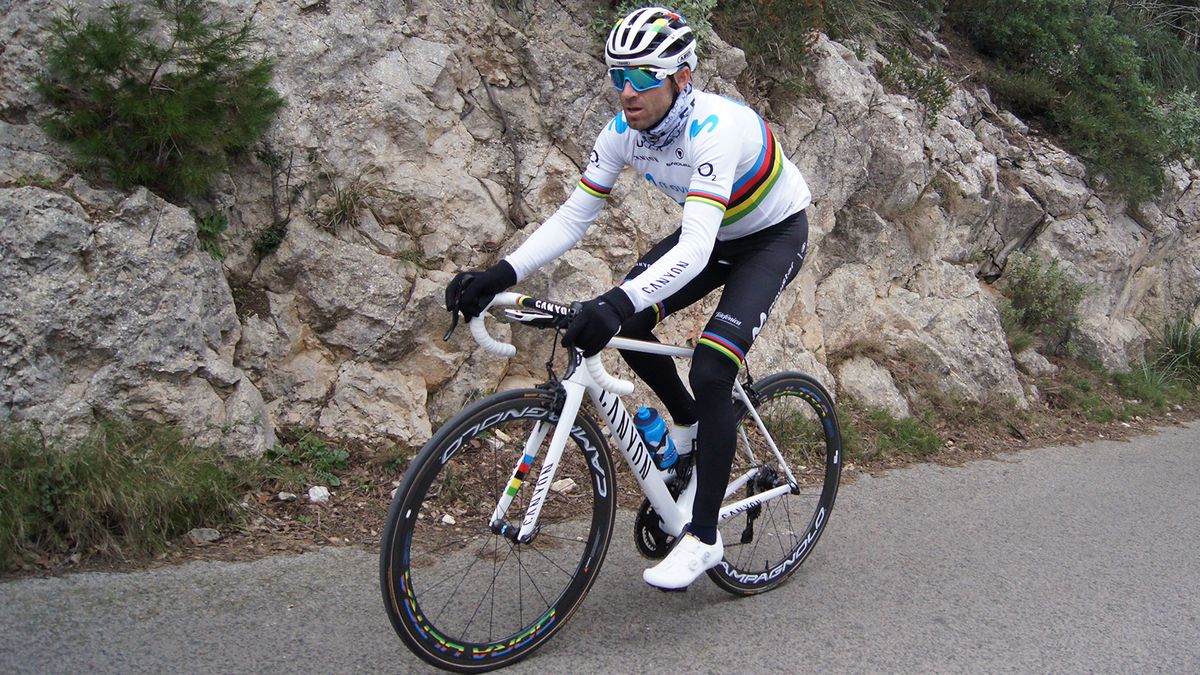 Valverde will race the 2019 season in the rainbow jersey of the world champion