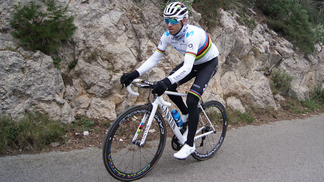 Valverde will race the 2019 season in the rainbow jersey of the world champion