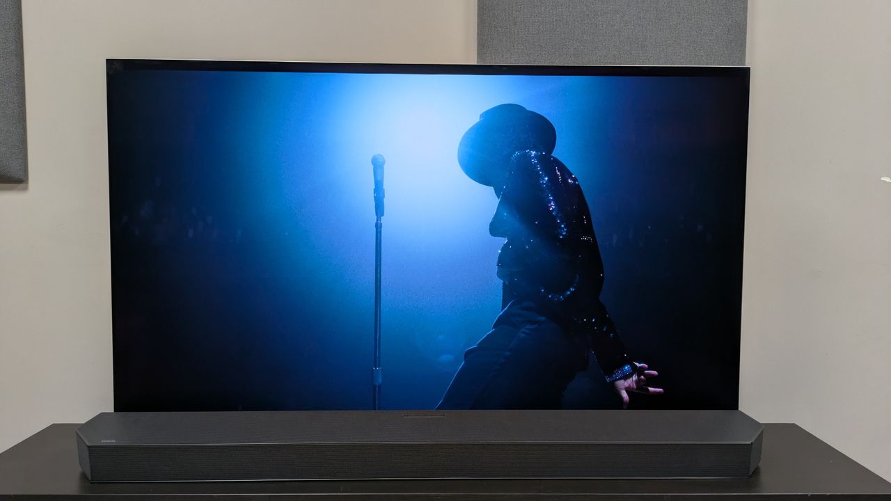 Michael 4K Blu-ray on LG G6 showing live performance of Billie Jean spotlight