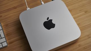 Apple Mac mini (M1, 2020) på en bordplate av tre.