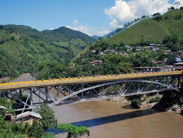 The Vuelta a Colombia peloton makes its way to Pereira in stage 1.