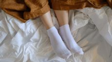 How to clean a duvet: feet in bed