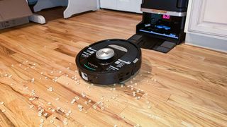 Shark PowerDetect 2-in-1 cleans cheerios from wood floor