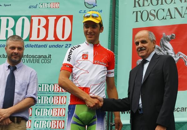 Gianluca Leonardi (Marchiol-Pasta Montegrappa-Orogildo) on the podium as race leader
