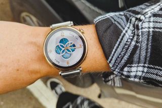 En Huawei Watch GT 4 i rostfritt stål runt en handled.