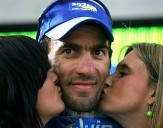 Jose Luis Arrieta (AG2R) gets a podium kiss