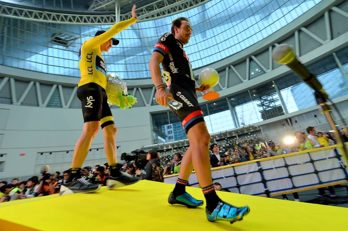 Degenkolb and Froome wave to the crowd from the final podium
