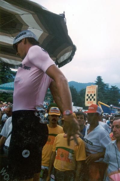 Andy Hampsten, decked out in the pink leader's skinsuit, readies himself for the final test at the 1988 Giro d'Italia.