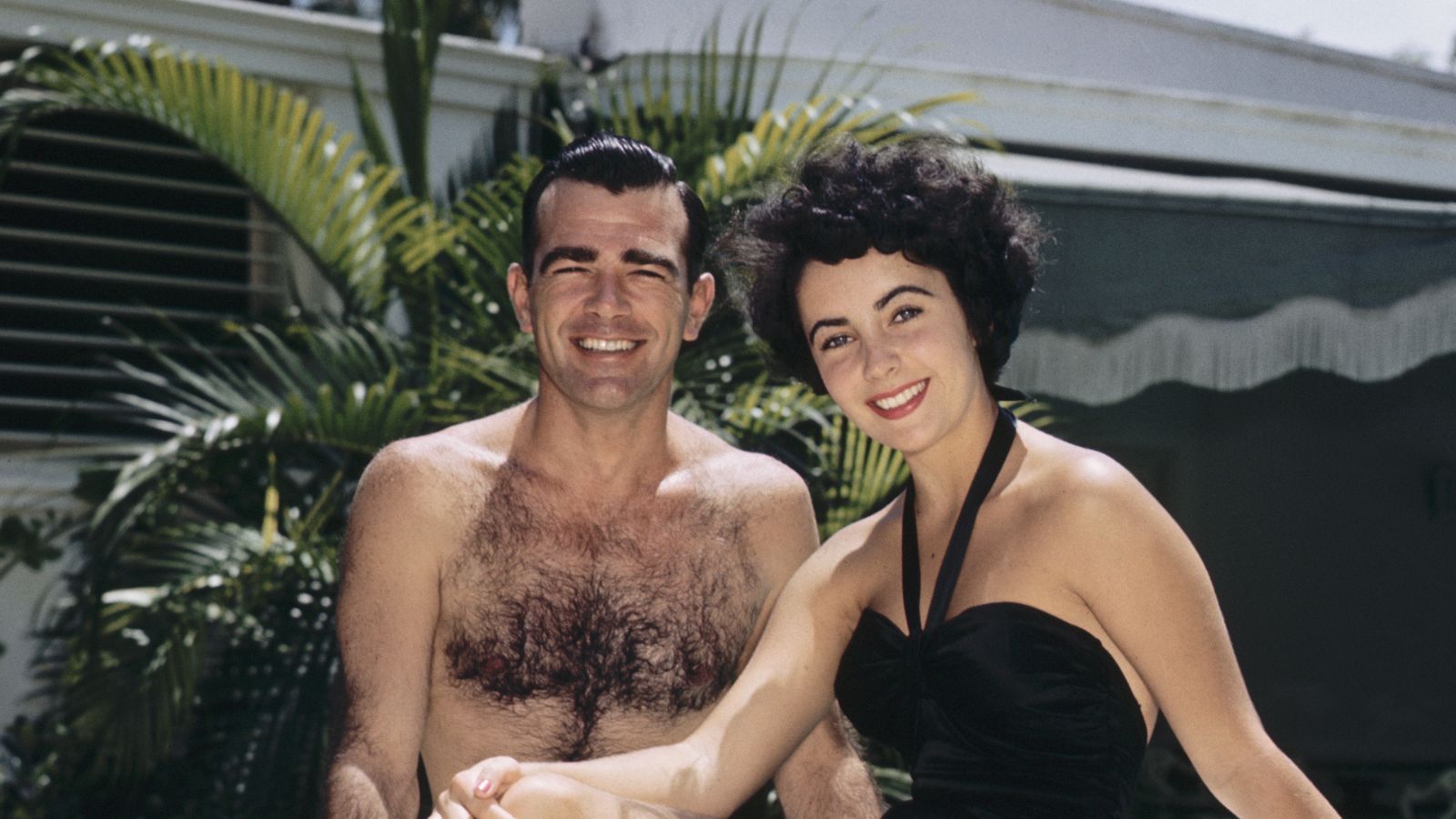 elizabeth taylor at her pool in 1949
