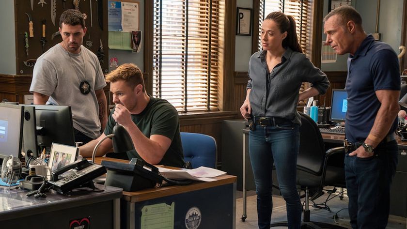 Torres, Burgess, and Voight looking over Ruzek&#039;s shoulder in Chicago P.D. Season 13x04