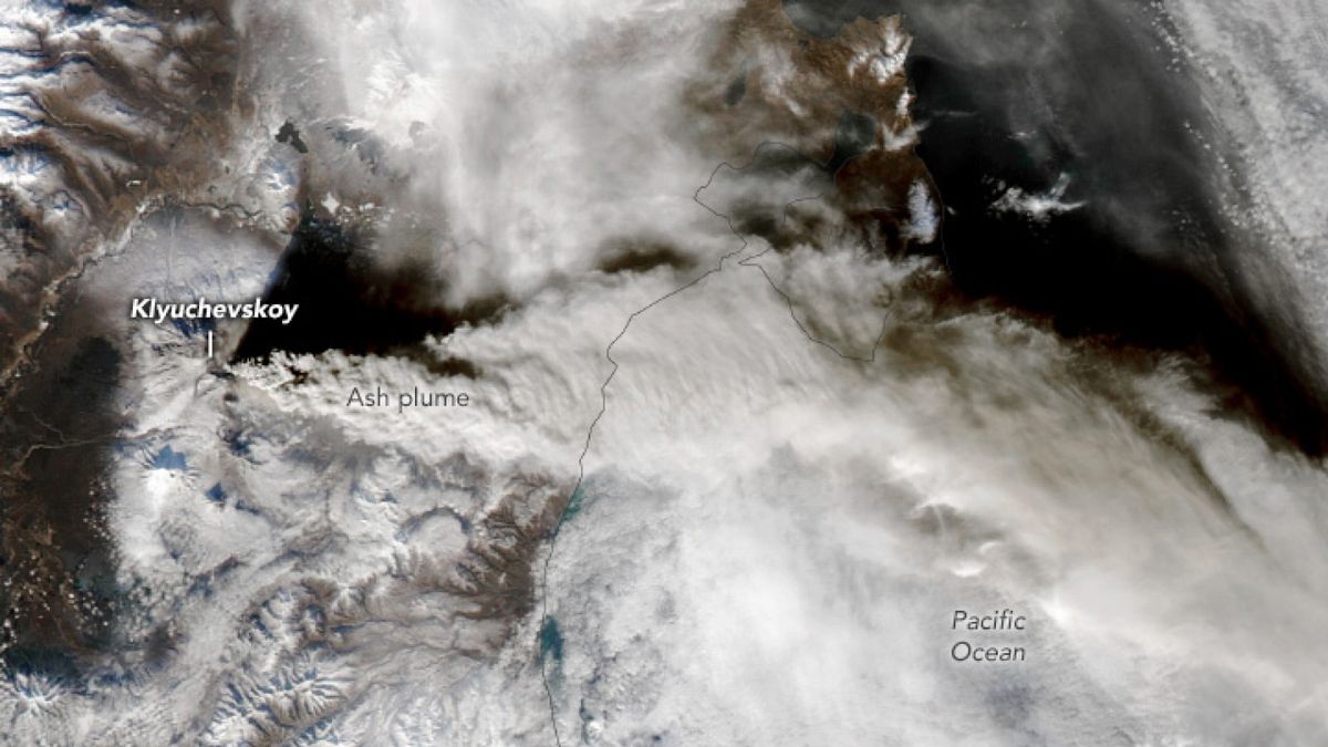 Satellites watch Russia’s tallest volcano spew 1,000-mile-long plume of smoke (pictures)