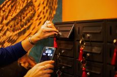 Al Condominio restaurant offers wine to diners to who lock away phones