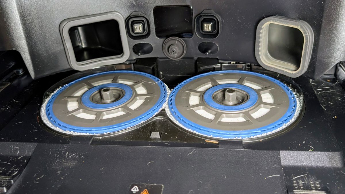 Dreame Matrix10 Ultra robovac mop pads in base station
