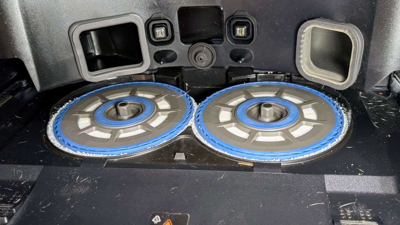 Dreame Matrix10 Ultra robovac mop pads in base station