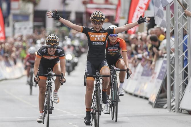 Laura Trott (Wiggle Honda) wins the national road race