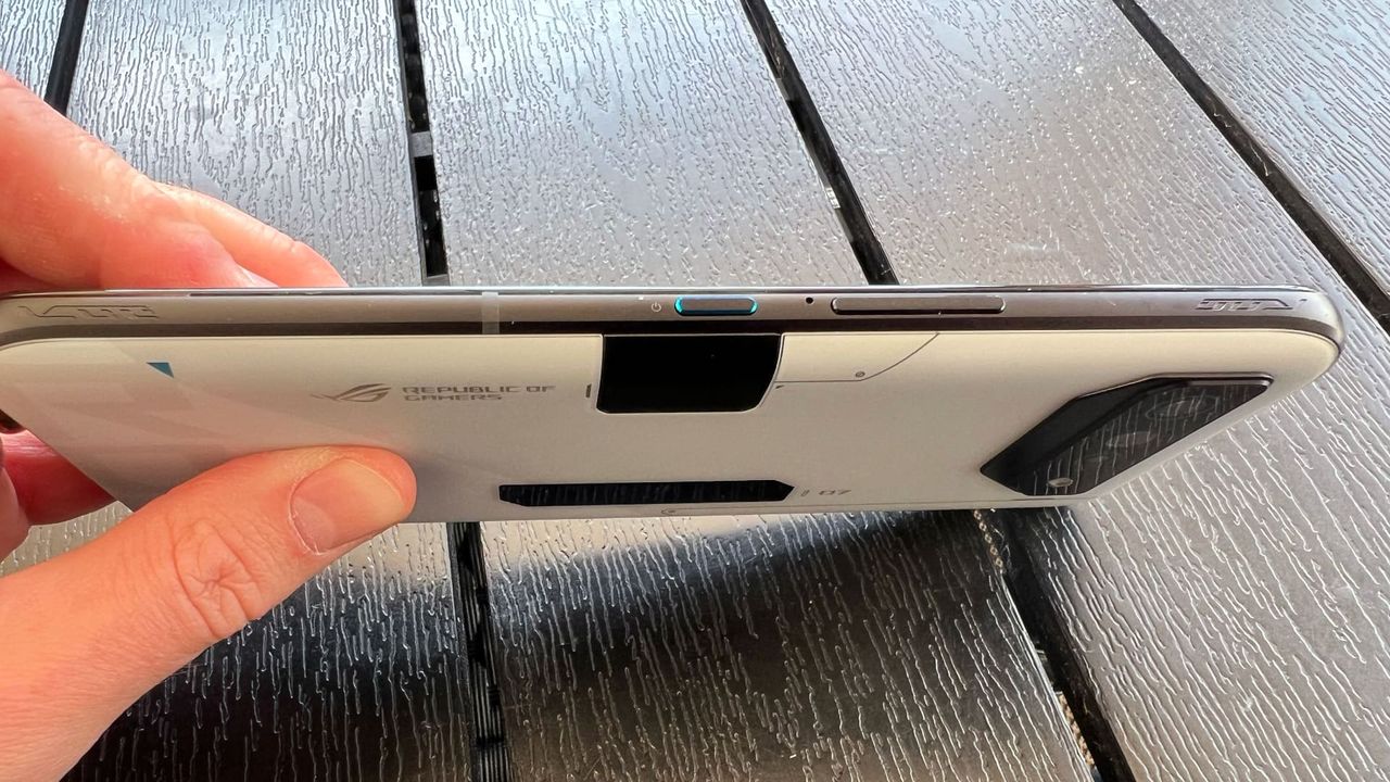 Asus Rog phone 7 och Aerocooler 7 p&aring; svart bord