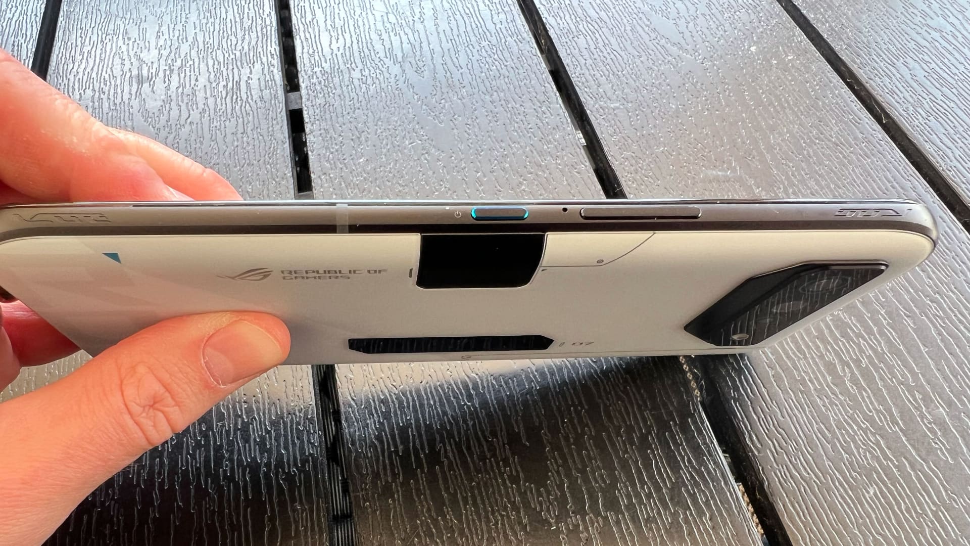 Asus Rog phone 7 och Aerocooler 7 på svart bord
