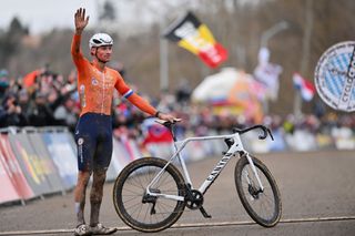 Mathieu van der Poel wins his sixth cyclocross world title in Tabor