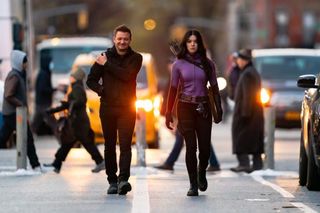 Ein Bild am Set von Jeremy Renners Clint Barton und Hailee Steinfelds Kate Bishop in Marvel's Hawkeye