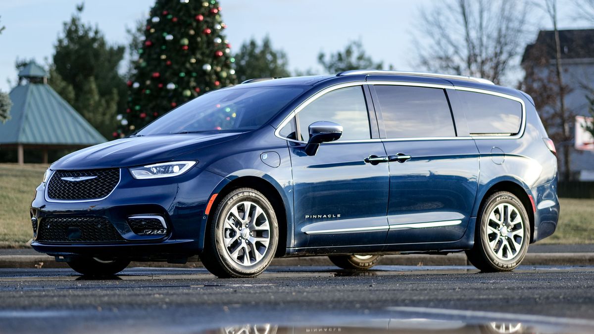 2024 Chrysler Pacifica Hybrid Pinnacle review.