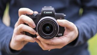 Canon EOS M50 dans des mains