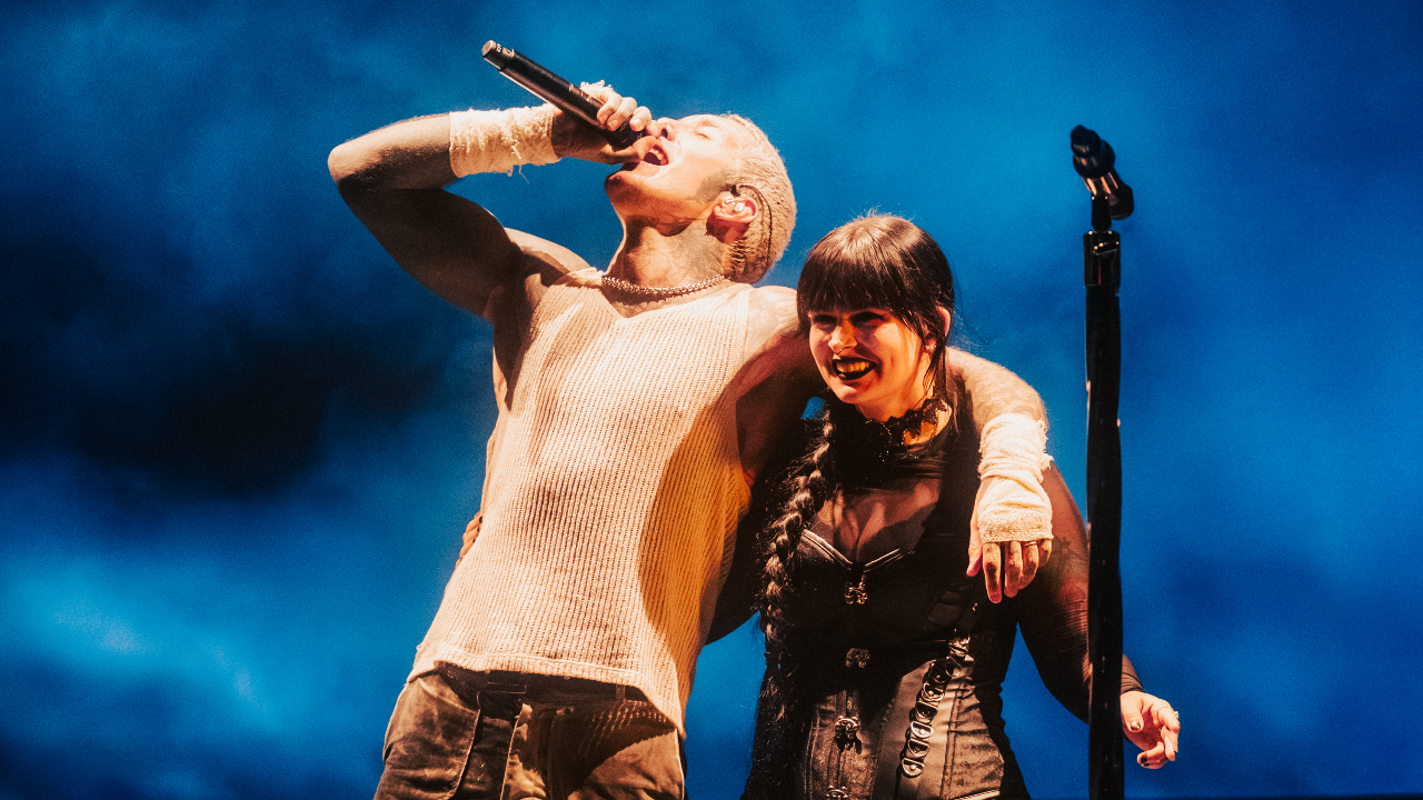 Oli Sykes on stage with Maphra