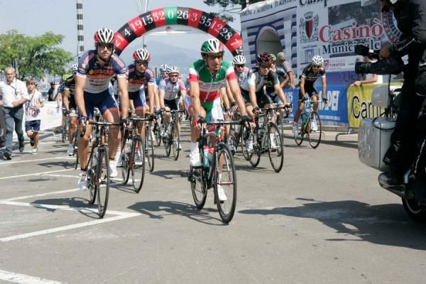 The bunch rolls outs for Tre Valli Varesine lead by Franco Pellizotti (Ita) Androni Giocattoli - Venezuela