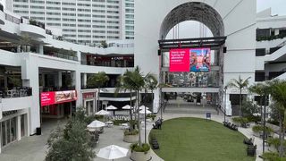 The courtyard of Ovation Hollywood with Daktronics LED displays. 