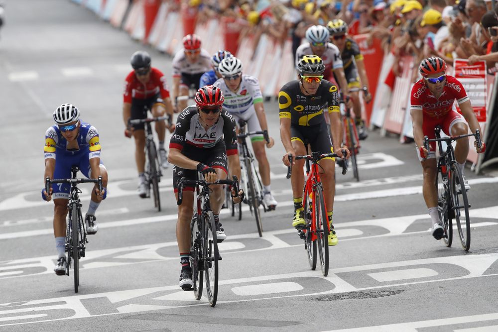 The sprint for the minor places on stage 19