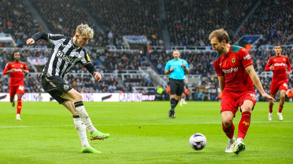 Wolverhampton Wanderers&#039; Craig Dawson blocks the cross from Newcastle United&#039;s Anthony Gordon during the Premier League match between Newcastle United and Wolverhampton Wanderers at St. James Park on March 2, 2024 in Newcastle upon Tyne, England.