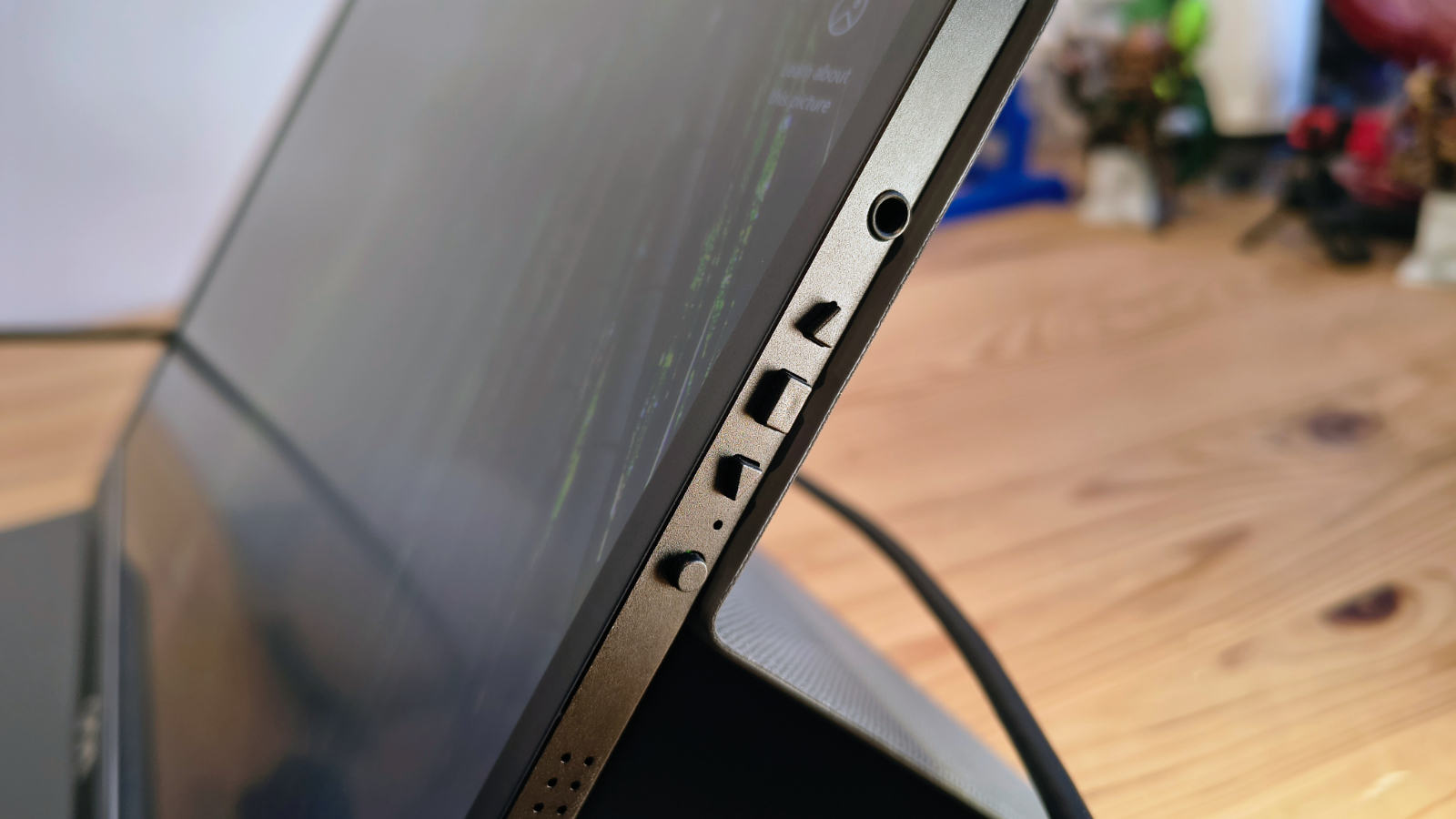 QQH Z12-4 Portable Monitor