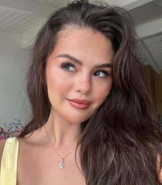 selena gomez shares a selfie on her 32 birthday