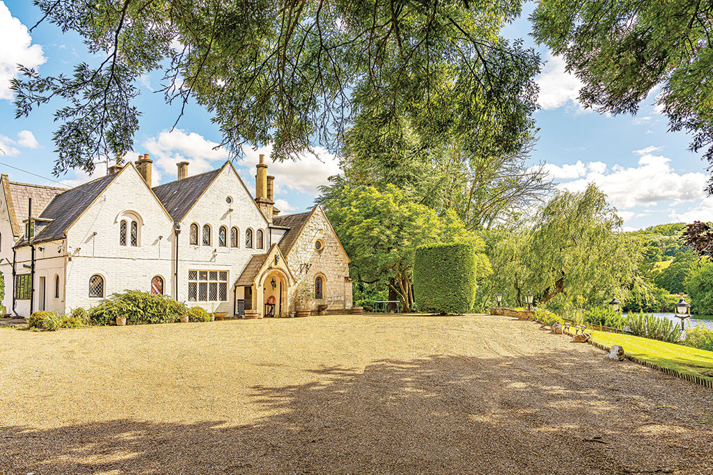 House for sale: Magna Carta Lane, Runnymede, Surrey.