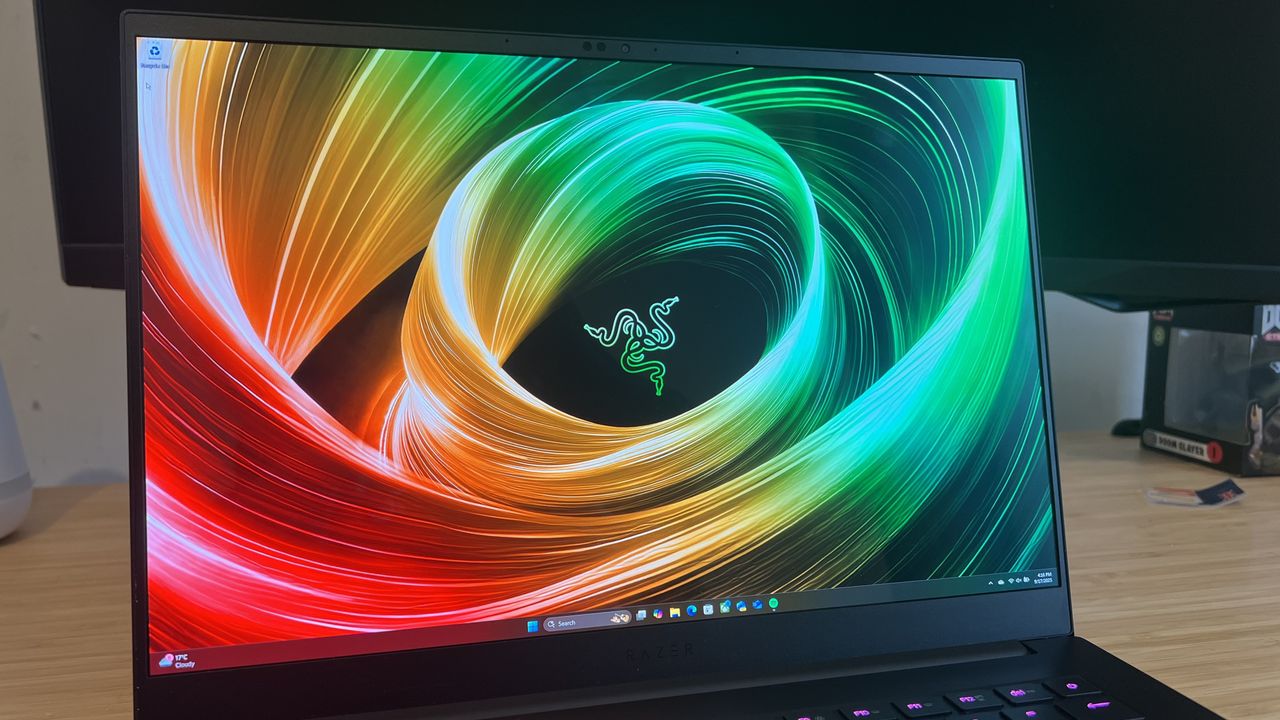 Close up on Razer Blade 14 display on home screen