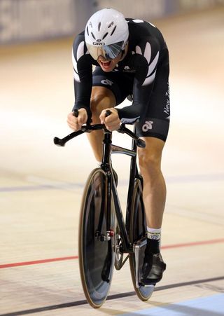 Jesse Sergent (New Zealand) on his way to win the silver medal in the men's 4,000m individual pursuit.