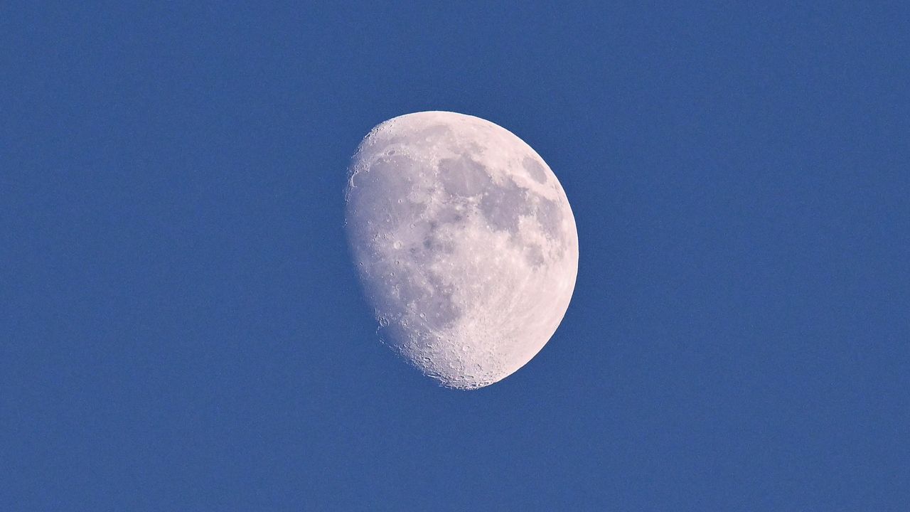 See the moon shining in the daytime sky this week: Here's where to look