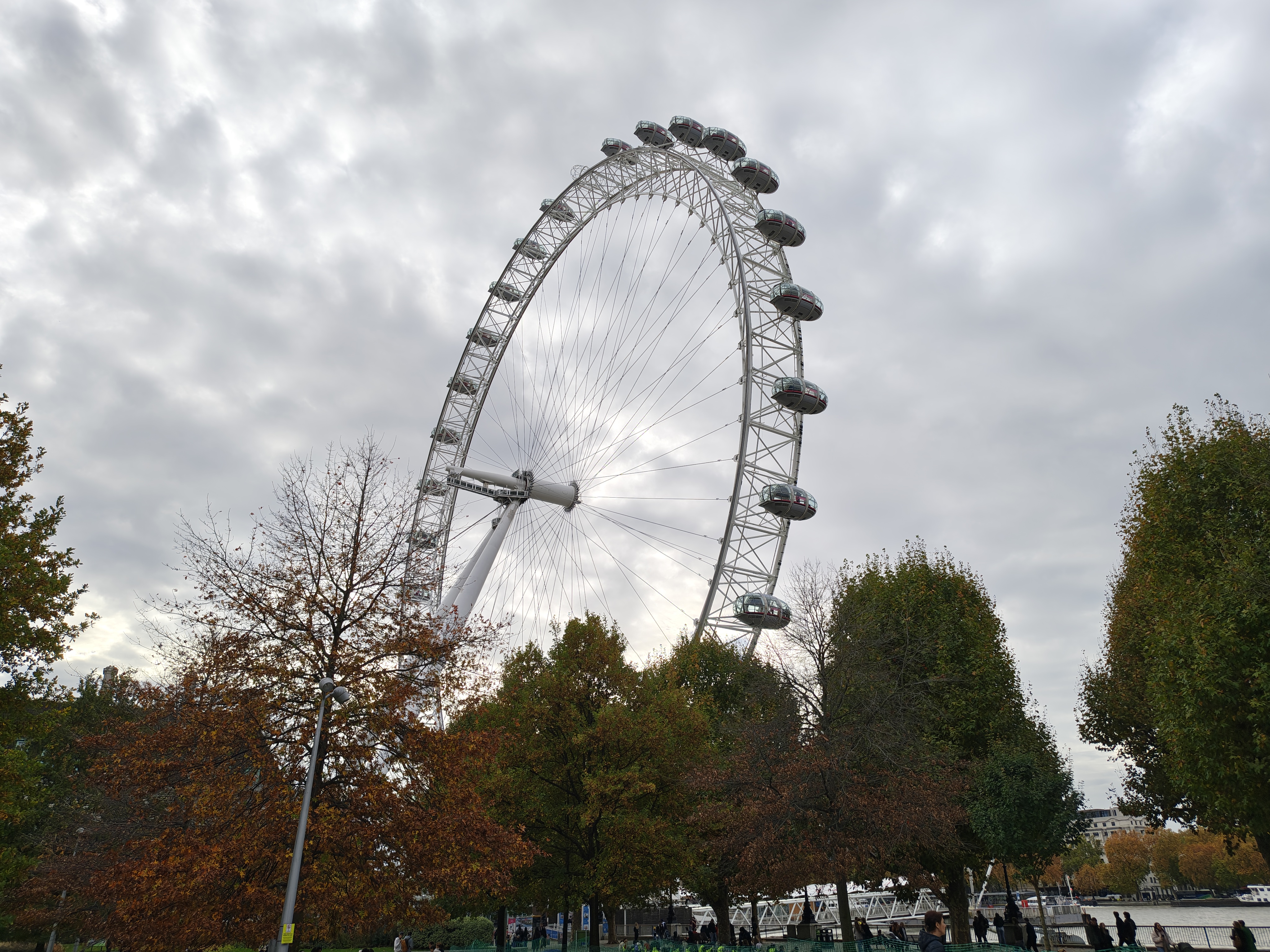 A picture of the London Eye taken on the Moto Edge 70.