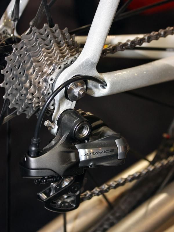 The rear derailleur wire runs through the chain stay.
