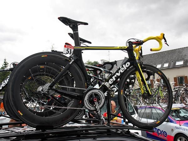 Thor Hushovd's (Garmin-Cerv&eacute;lo) yellow Cerv&eacute;lo S5 is hard to miss atop the team car.