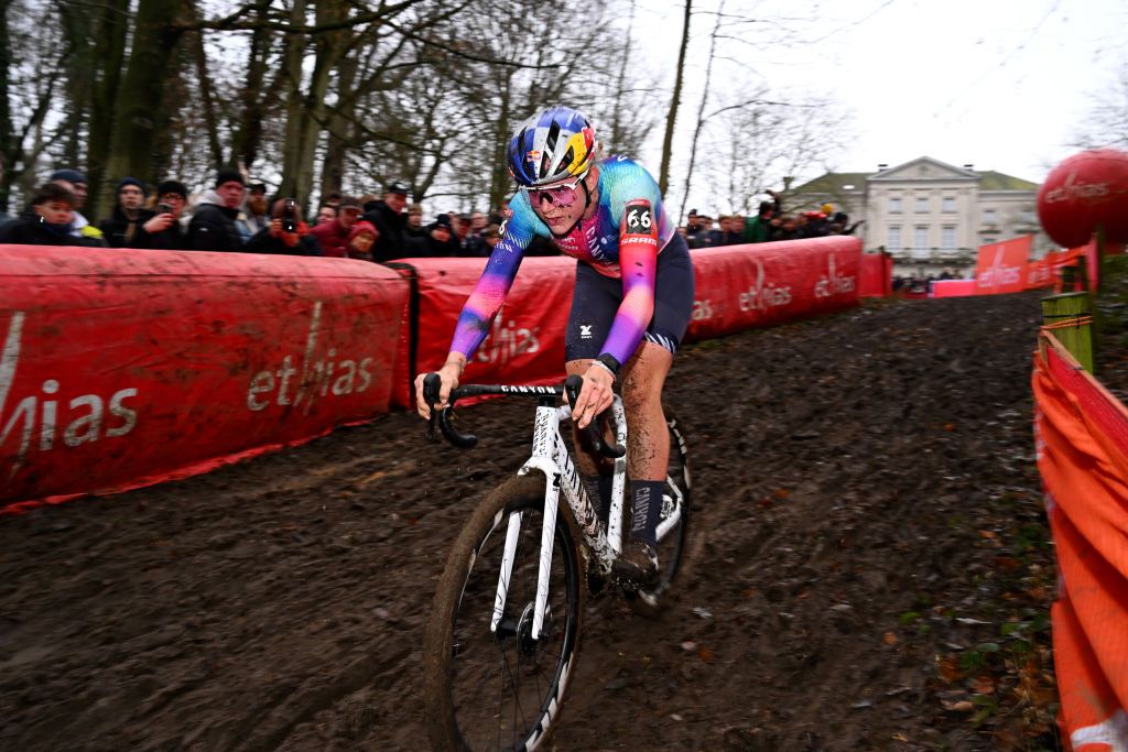 GAVERE BELGIUM DECEMBER 26 Jane Zoe Backstedt of The United Kingdom and Team CanyonSram Racing competes in the chase group during the 3rd UCI Cyclocross World Cup Gavere 2024 Womens Elite on December 26 2024 in Gavere Belgium Photo by Luc ClaessenGetty Images