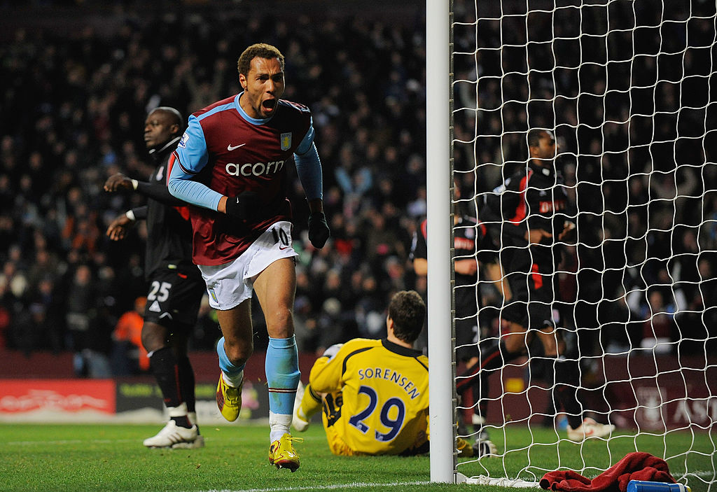 durante a partida da Barclays Premier League entre Aston Villa e Stoke City no Villa Park em 19 de dezembro de 2009 em Birmingham, Inglaterra.